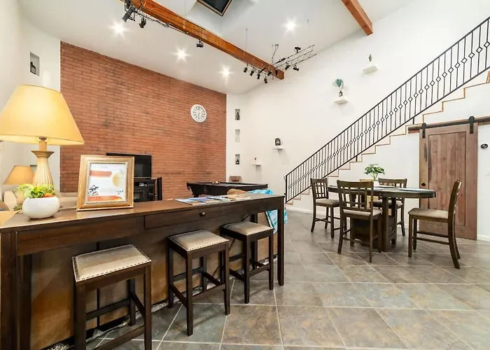Modern Loft With Pool & Hot Tub-views *